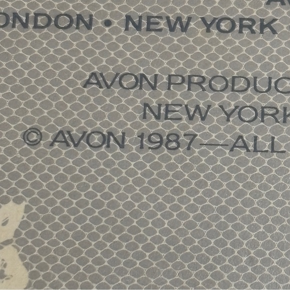 Vintage 1987 Avon Pearlized Lace Gift Set Faux Pearl Neckace & Earrings (NIB) - Picture 9 of 10